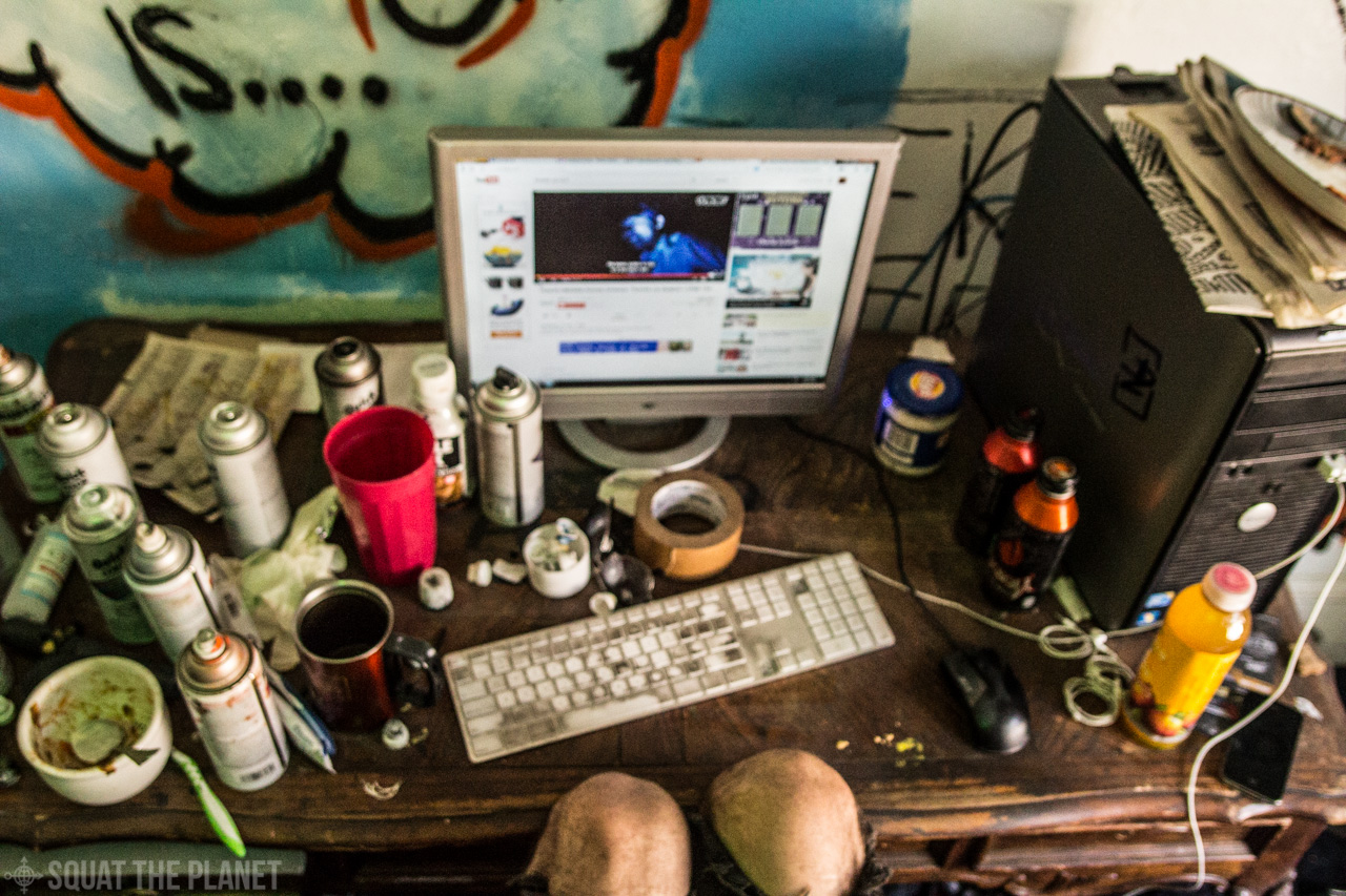 graffiti painter's computer desk_10-08-2013_073.jpg