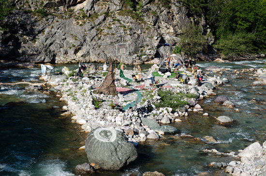 kosovo-river-squat-diy-island.jpg
