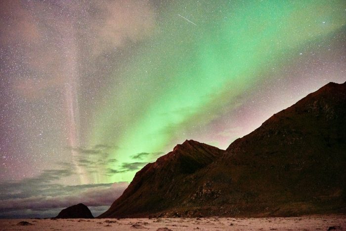 northern-lights-aurora-lofoten-by-campervan-haukland-beach-8-700x468.jpg