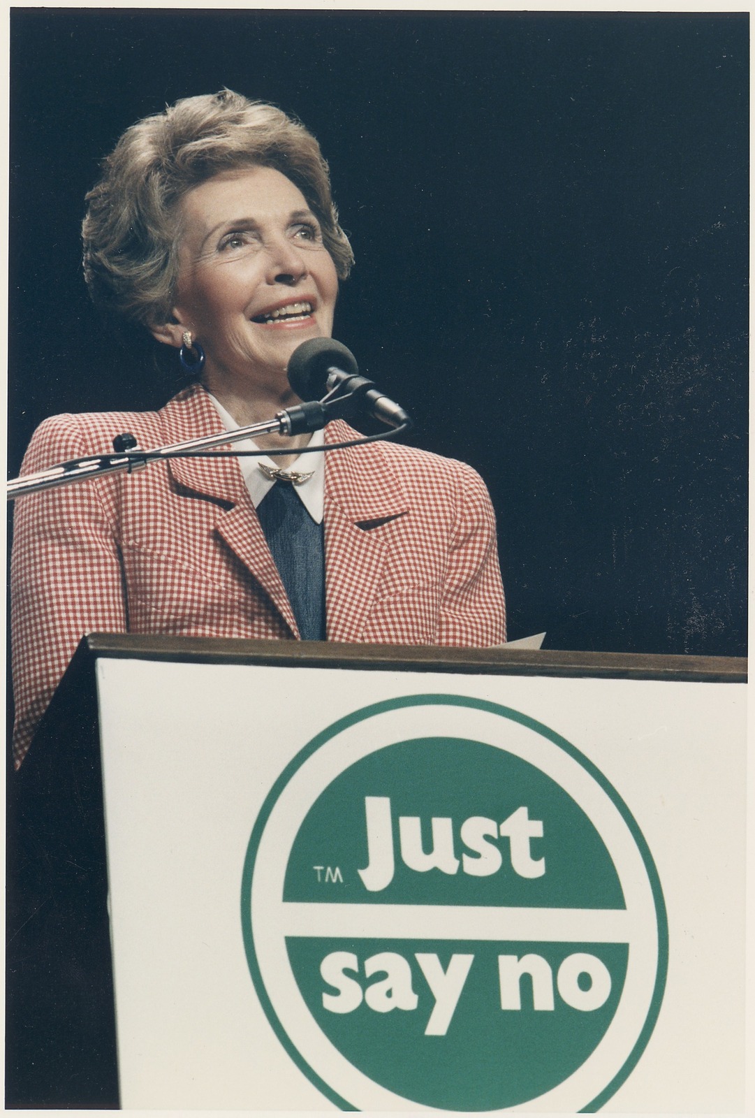 Photograph_of_Mrs._Reagan_speaking_at_a_%22Just_Say_No%22_Rally_in_Los_Angeles_-_NARA_-_198584.jpg