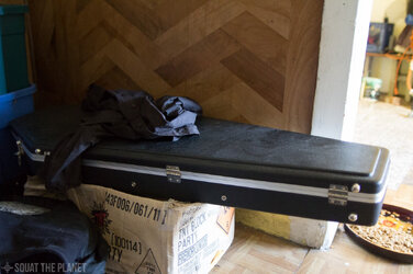Coffin guitar case_10-08-2013_040.jpg