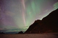northern-lights-aurora-lofoten-by-campervan-haukland-beach-faint-700x468.jpg
