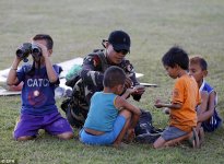 0578-2906730-epa04556758_A_Filipino_soldier_plays_with_children_as_security_f-a-19_1421135531634.jpg