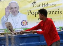 0578-2906730-epaselect_epa04556579_A_Filipino_worker_removes_dirt_next_to_a_p-a-20_1421135531654.jpg