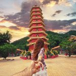 photographer-follows-girlfriend-around-the-world-holding-hand-photo-series-13.jpg