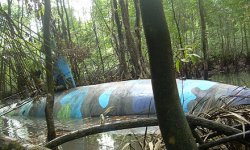 440px-Narco_submarine_seized_in_Ecuador_2010-07-02_1.jpg